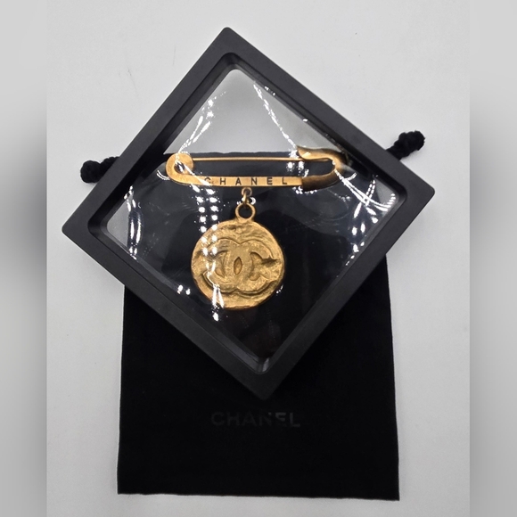 #25 Chanel Preloved CC Gold Medallion Brooch - Picture 3 of 16